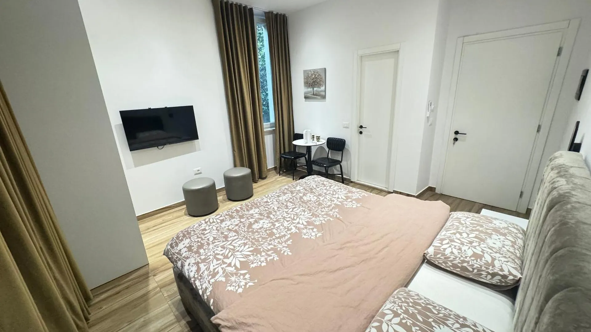 Vila 21 At Blloku Area Tirana Gæstehus